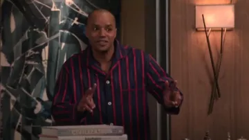 Pijama de satén de algodón suave a rayas rojas y azul marino para hombre de Scully & Scully usado por Trey Taylor (Donald Faison) como se ve en Extended Family (S01E06)