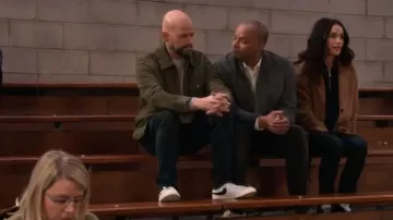 Chaqueta de camionero de gamuza Cole Haan usada por Jim Kearney (Jon Cryer) como se ve en Extended Family (S01E06)