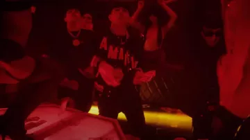 Blouson aviateur noir à logo diagonal Amiri porté par Oscar Maydon en Ballesteros Oscar Maydon x Junior H x Gabito - Skin De Bandida [Vidéo officielle]