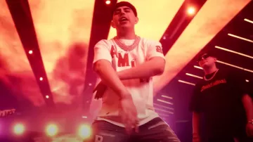 T-shirt blanc à logo de hockey en diagonale Amiri porté par Oscar Maydon en Oscar Maydon x Junior H x Gabito Ballesteros - Skin De Bandida [Vidéo officielle]