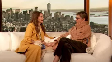 Stella McCartney Chemise Pussybow en crêpe de Chine de soie portée par Drew Barrymore comme on le voit dans The Drew Barrymore Show ;le 17 janvier 2024