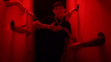T-shirt noir à logo décalé Amiri porté par Junior H en Oscar Maydon x Junior H x Gabito Ballesteros - Skin De Bandida [Vidéo officielle]