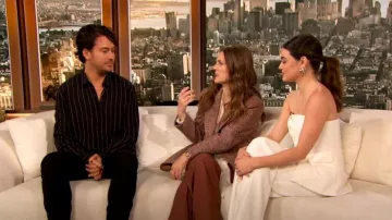 Mono de crepé bandeau blanco con autorretrato usado por Lucy Hale como se ve en The Drew Barrymore Show el 23 de enero de 2024