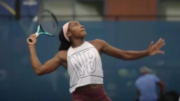 Camiseta sin mangas New Balance Velocity Crop Top usada por Coco Gauff como se ve en Break Point (S02E06)