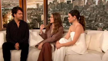 Blazer Chloe en laine mélangée porté par Drew Barrymore dans The Drew Barrymore Show le 23 janvier 2024