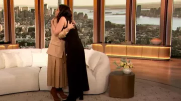 Chloe Cavalry Blazer en laine orné de perles porté par Drew Barrymore dans The Drew Barrymore Show le 23 janvier 2024