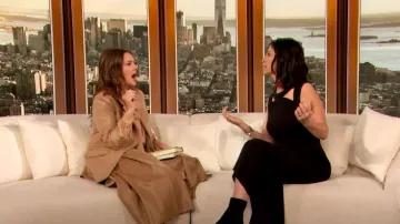 Veronica Beard Jupe Herson kaki portée par Drew Barrymore comme on le voit dans The Drew Barrymore Show le 23 janvier 2024