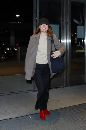 The Row Soft Loafer usado por Emma Stone en el aeropuerto JFK el 30 de enero de 2024