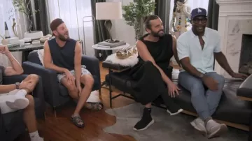 Deveaux New York Annette Vestido largo de corbata fruncida usado por Jonathan Van Ness como se ve en Queer Eye (S08E04)