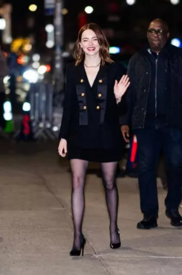 Collar de eslabones alargados de Tiffany & Co. Hardwear en oro amarillo usado por Emma Stone en Late Show with Stephen Colbert el 30 de enero de 2024