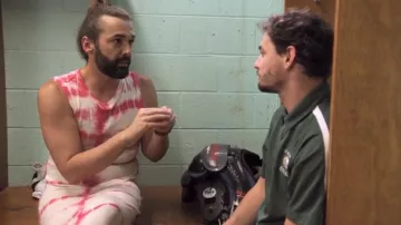 The Elder Statesman Vestido largo de jersey de algodón teñido y cachemira usado por Jonathan Van Ness como se ve en Queer Eye (T08E04)