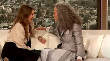 Chemise en soie à col papillon Max Mara Globo portée par Drew Barrymore dans The Drew Barrymore Show le 29 janvier 2024