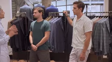 Bode Daisy Vacation Shirt portée par Antoni Porowski dans Queer Eye (S08E04)