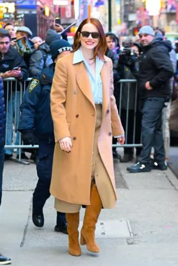 Pendientes de aro Tiffany & Co. T T1 usados por Emma Stone en Good Morning America el 30 de enero de 2024