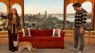 Chemisier en satin de soie martelé à col noué Atelier Jolie porté par Drew Barrymore tel qu’on le voit dans The Drew Barrymore Show le 31 janvier 2024