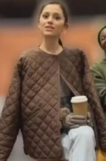 Chaqueta acolchada de cuello redondo Totême usada por Ariana Grande en su historia de Instagram el 29 de enero de 2024