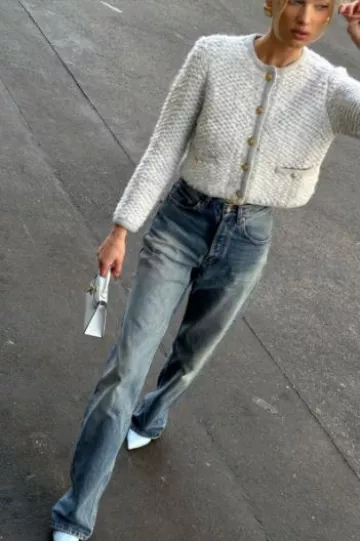 Escarpin emblématique Khaite River porté par Elsa Hosk sur son post Instagram le 29 janvier 2024