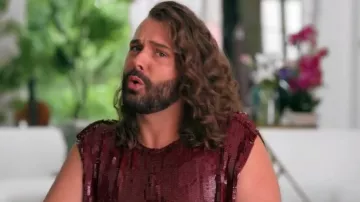 Dries Van Noten Camisa Sin Mangas Adornada En Vino Usada por Jonathan Van Ness como se ve en Queer Eye (S08E05)