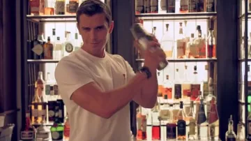 Camiseta AMI Paris Tonal Ami De Coeur usada por Antoni Porowski como se ve en Queer Eye (S08E05)