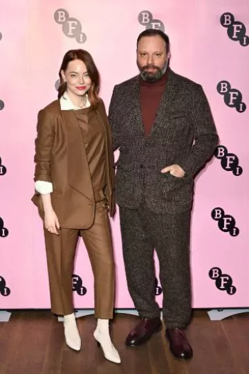 Zapatos de tacón destalonados de cuero Loro Piana Rebecca usados por Emma Stone en el British Film Institute el 31 de enero de 2024