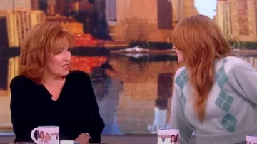 Pull en laine Kobi Halperin Luna porté par Joy Behar vu dans The View le 31 janvier 2024