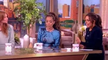 Veronica Beard Lauper Robe en tricot à manches longues côtelée panachée portée par Alyssa Farah comme on le voit dans The View le 31 janvier 2024