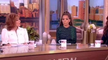 Veste en similicuir à volants Holly Cinq a Sept portée par Joy Behar dans The View le 1er février 2024