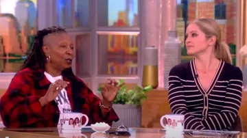 Cara Cara Robe mi-longue à manches longues à rayures Marina portée par Sara Haines comme on le voit dans The View le 1er février 2024