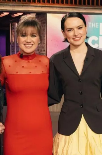 Givenchy Minirobe à empiècements en tulle imprimé 4G portée par Kelly Clarkson au Kelly Clarkson Show 5.65 le 31 janvier 2024