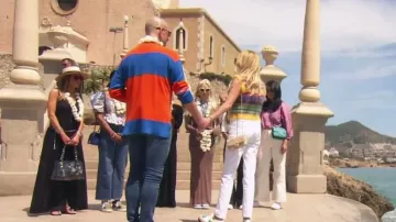 Sandalias Chanel 2005 Rhinestone Star usadas por Dorit Kemsley como se ve en The Real Housewives of Beverly Hills (T13E14)