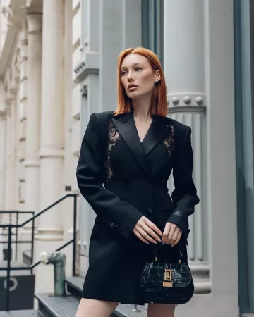Mini sac Versace Croc Effect Greca Goddess porté par Meredith Duxbury sur son post Instagram le 31 janvier 2024
