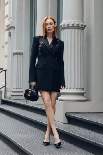 Versace Gianni Ribbon Pumps portés par Meredith Duxbury sur son post Instagram le 31 janvier 2024