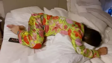 Karen Mabon Florita Conjunto de pijama usado por Kyle Richards como se ve en The Real Housewives of Beverly Hills (T13E14)