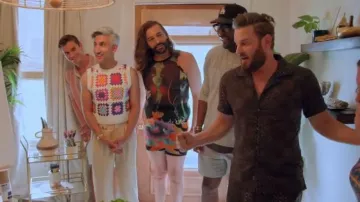 Pantalones cortos de obsidiana Skims usados por Jonathan Van Ness como se ve en Queer Eye (S08E05)