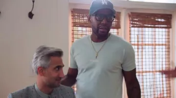 La camiseta verde de Kooples con el logotipo de Kooples usado por Karamo Brown como se ve en Queer Eye (S08E05)