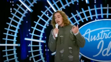 Suéter de lana Comme Des Garçons como se ve en Australian Idol (T09E02)
