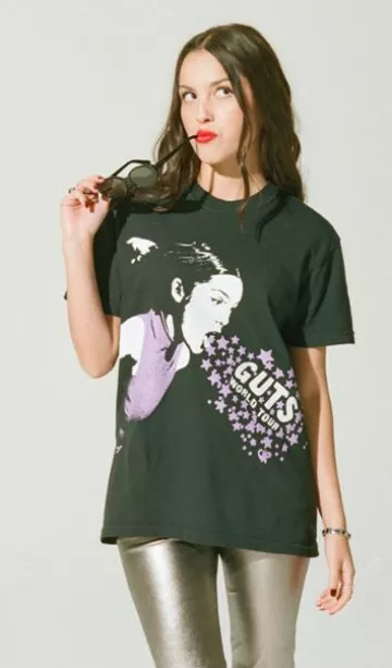Camiseta Guts World Tour Admat Dateback usada por Olivia Rodrigo en el sitio web de Merch, el 31 de enero de 2024