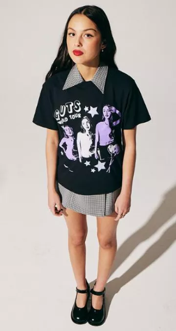 Camiseta Guts World Tour Lollypop Dateback usada por Olivia Rodrigo en el sitio web de Merch, el 31 de enero de 2024