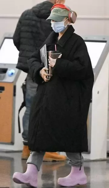 Mm6 Abrigo acolchado oversized de Maison Margiela usado por Ariana Grande en Nueva York el 27 de enero de 2024