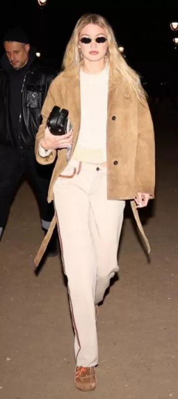 Gafas de sol Le Specs Love Train usadas por Jelena Noura "Gigi" Hadid en París el 27 de enero de 2024