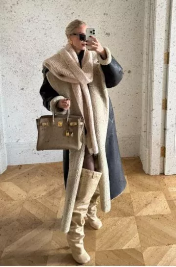 Loewe Toy over the Knee Boots portées par Leonie Hanne sur sa Story Instagram le 1er février 2024