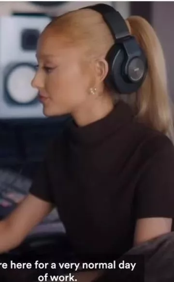 Auriculares de estudio cerrados Akg K553 Mkii usados por Ariana Grande en el Instagram de Spotify el 27 de enero de 2024