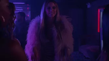 Alexandre Vauthier Vestido de cóctel de terciopelo drapeado con cuello en V profundo usado por Renee Segna (Riley Voelkel) como se ve en Hightown (S02E01)