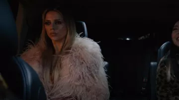 Manteau en fausse fourrure mongole de Pam & Gela porté par Renee Segna (Riley Voelkel) dans Hightown (S02E01)