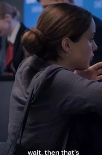 Bolso de mano negro usado por Ana (Camila Mendes) como se ve en el vestuario mejorado de la película