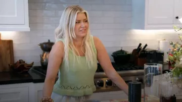 Dear John Priscilla Sweater Tank Sage porté par Self (Ariana Madix) comme on le voit dans Vanderpump Rules (S11E01)