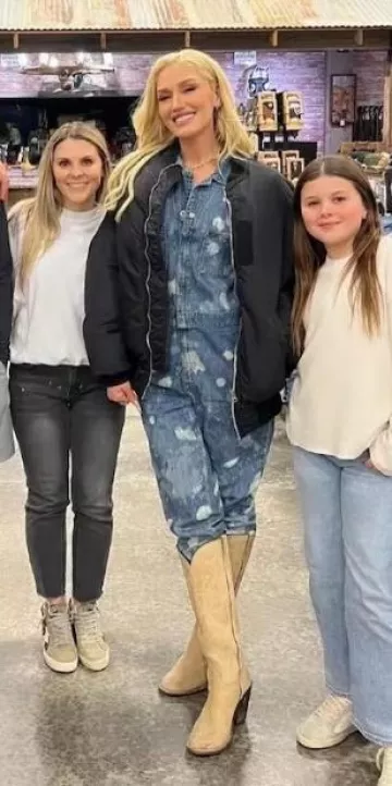 Lee Denim Splatter Union-Alls porté par Gwen Stefani au Texas le 31 janvier 2024