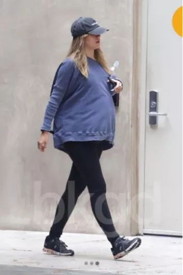 Sur les baskets Cloudflow 4 noires portées par Suki Waterhouse Out à Los Angeles le 3 février 2024