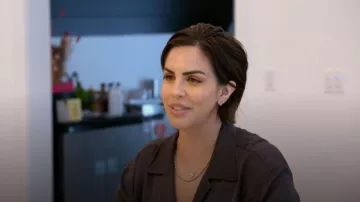Chemisier Zara à effet satiné porté par Katie Maloney comme on le voit dans Vanderpump Rules (S11E01)