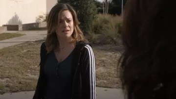 Sudadera con capucha Adidas 3-Stripes Zip Track Top usada por Leslie Babcock (Tonya Glanz) como se ve en Hightown (S02E03)